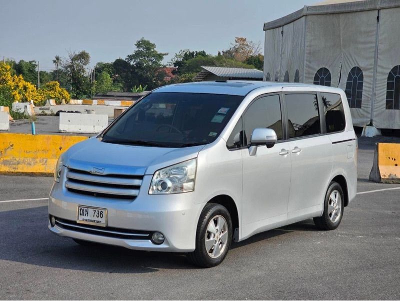 2009 Toyota Voxy II 2