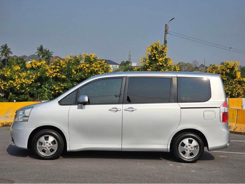 2009 Toyota Voxy II 3