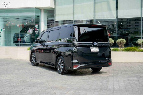 2023 Toyota Voxy IV 3