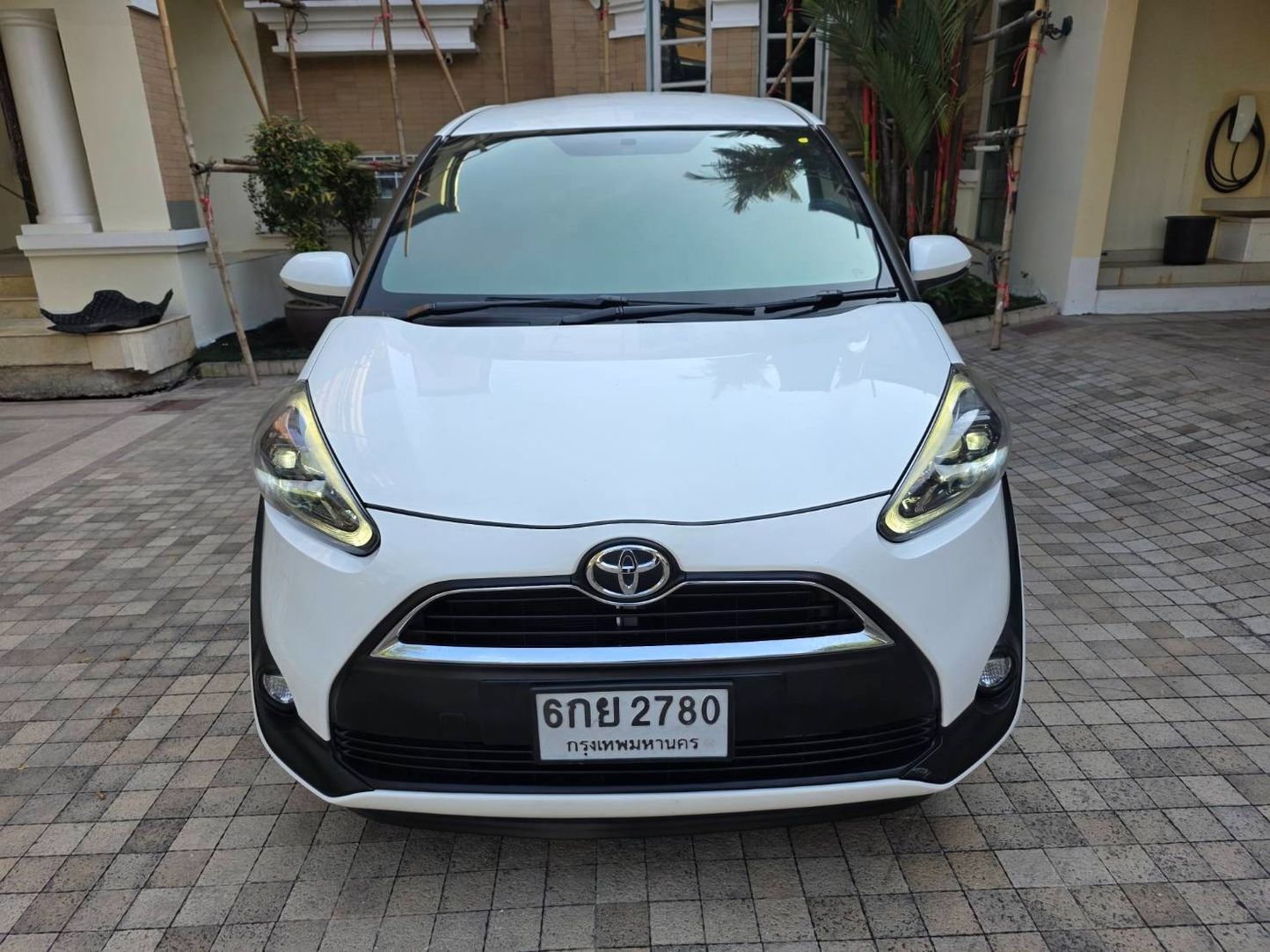 2017 Toyota Sienta II 2