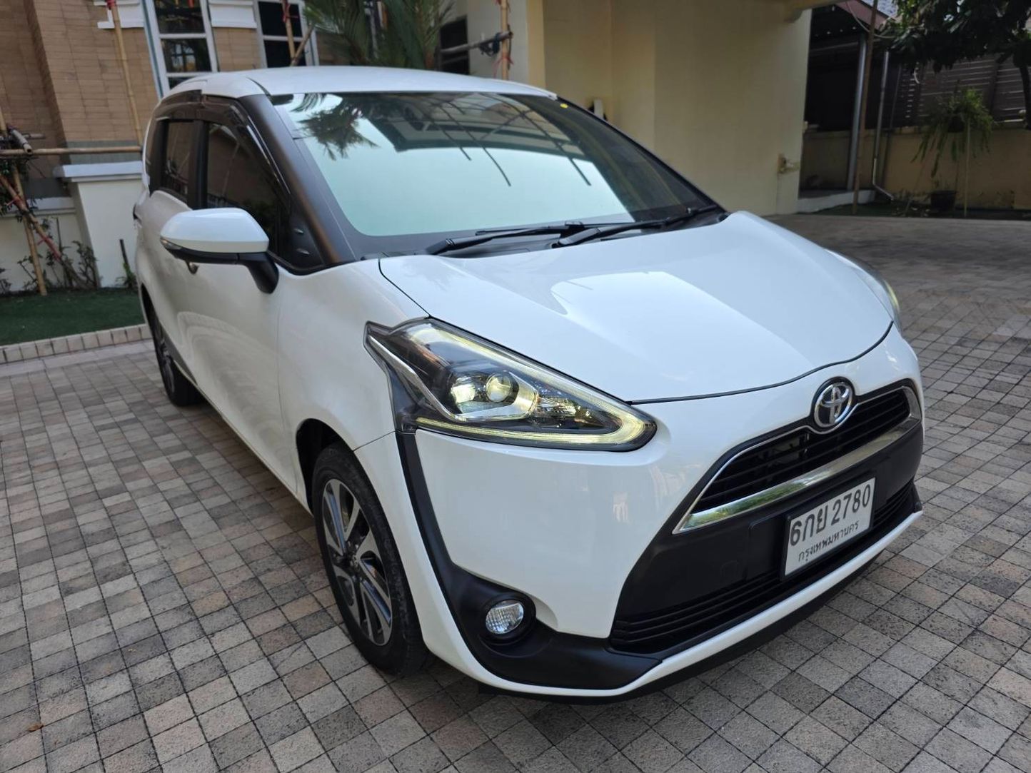 2017 Toyota Sienta II 3