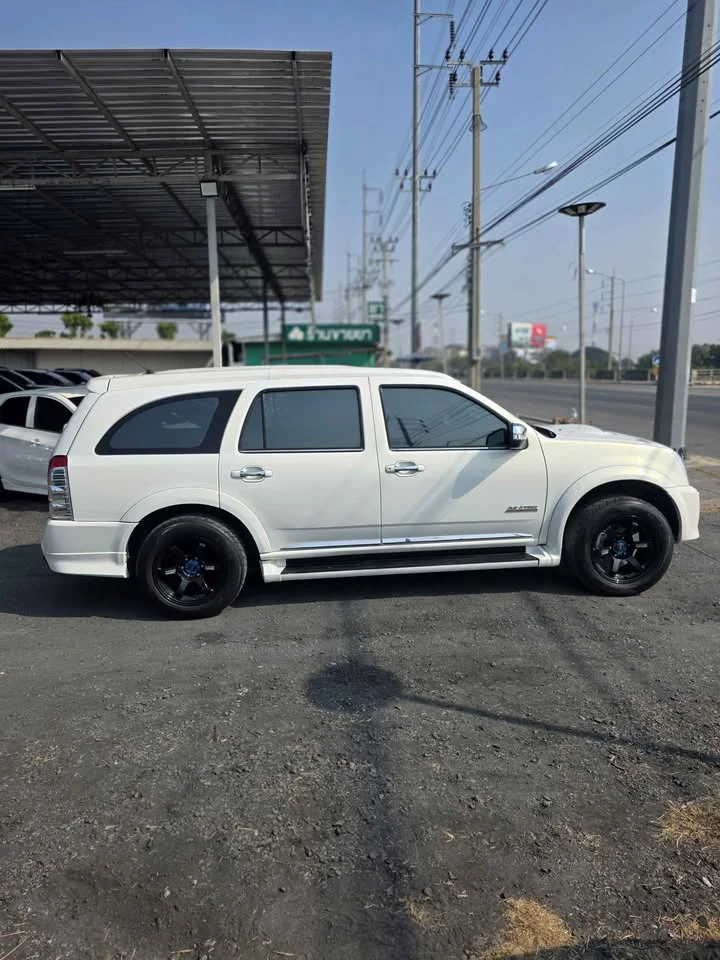 2012 Isuzu MU-7 3