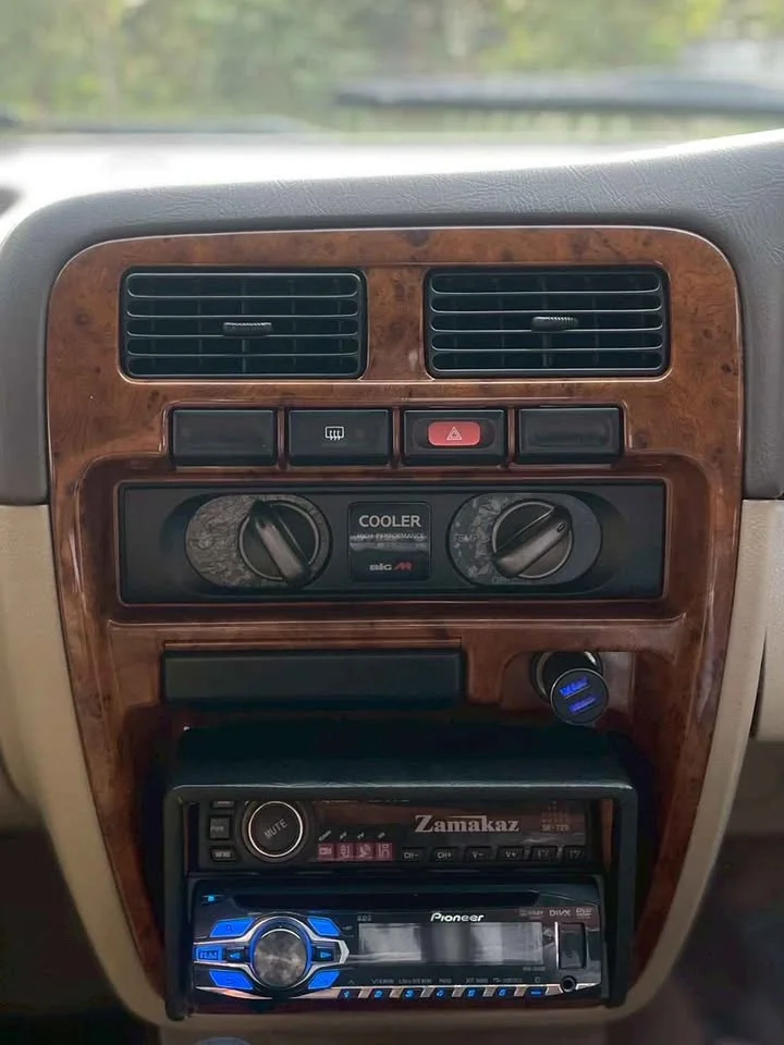2001 Nissan Frontier I 3