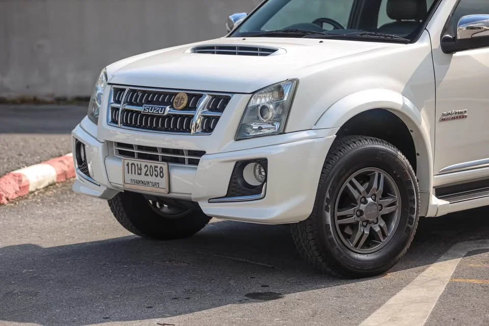 2013 Isuzu MU-7 2