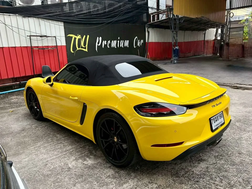 2017 Porsche 718 Boxster and Cayman IV 3
