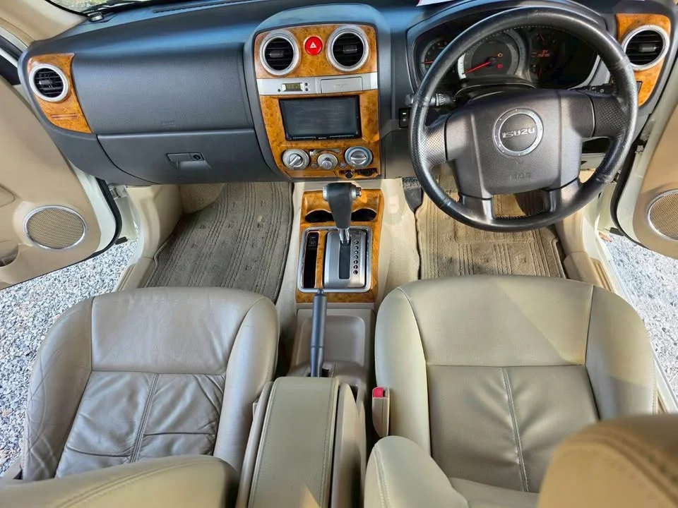 2010 Isuzu MU-7 3
