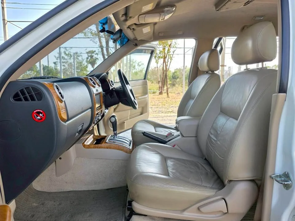 2010 Isuzu MU-7 2
