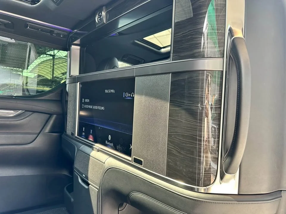 2022 Lexus LM I 2