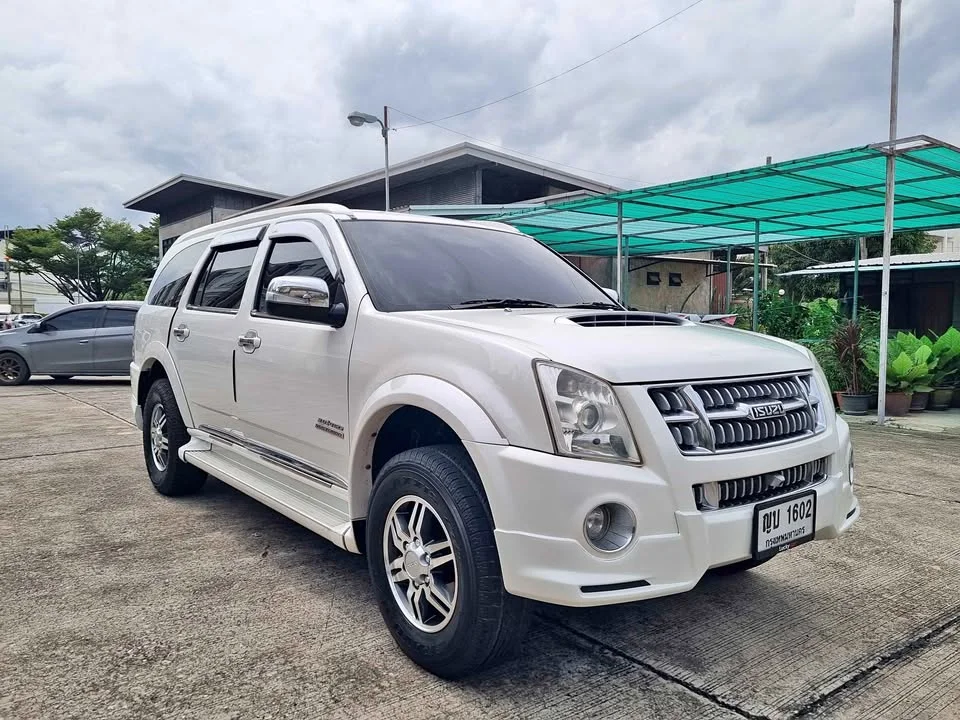 2011 Isuzu MU-7 2