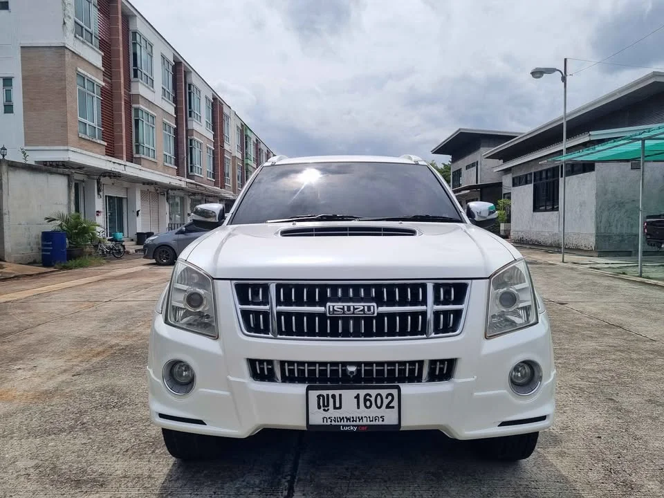 2011 Isuzu MU-7 3