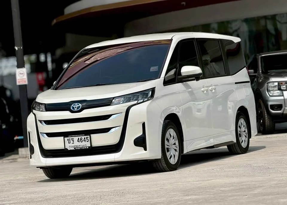 2024 Toyota Voxy IV 3