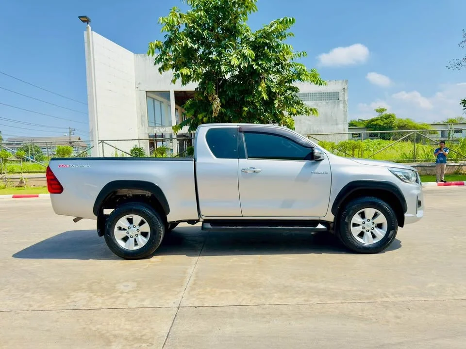 2019 Toyota Hilux VIII 2