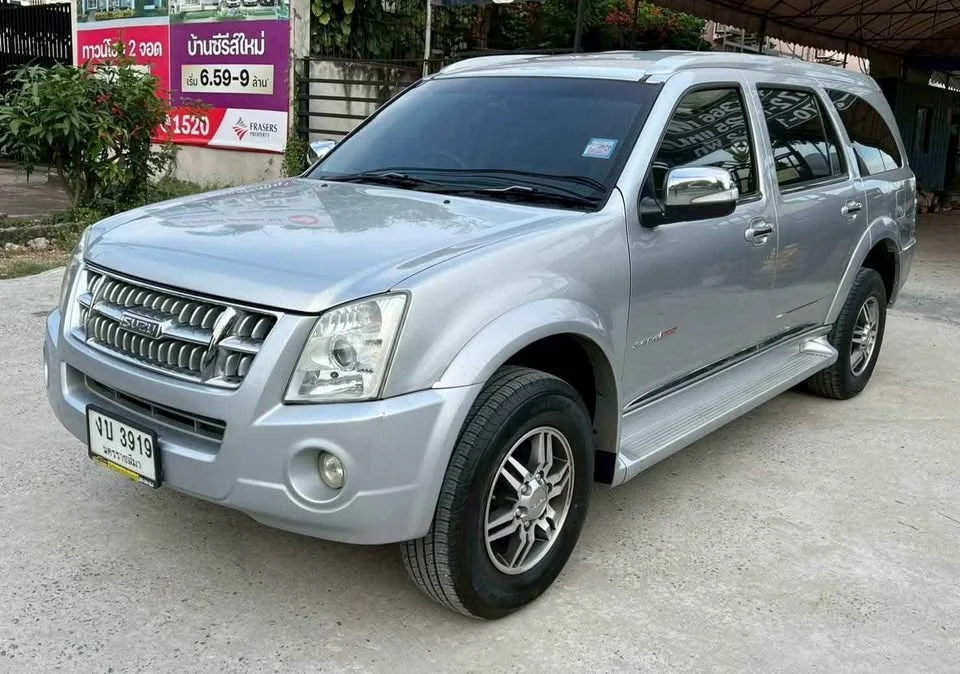 2012 Isuzu MU-7 2