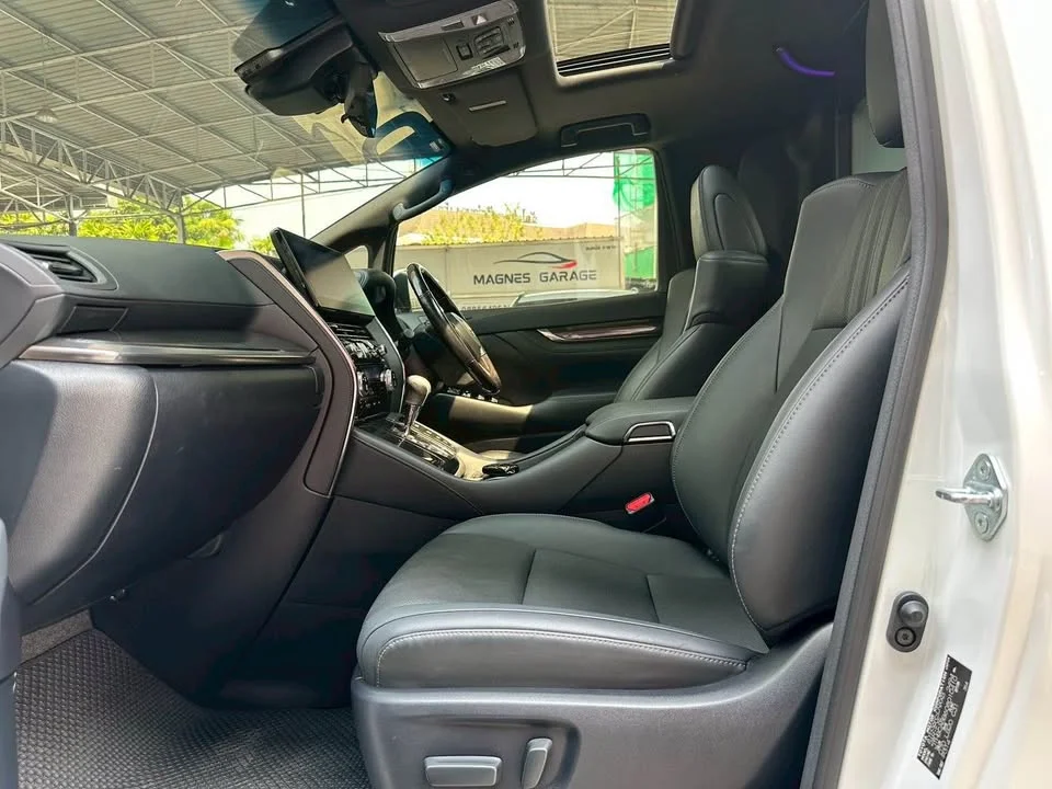 2022 Lexus LM I 3