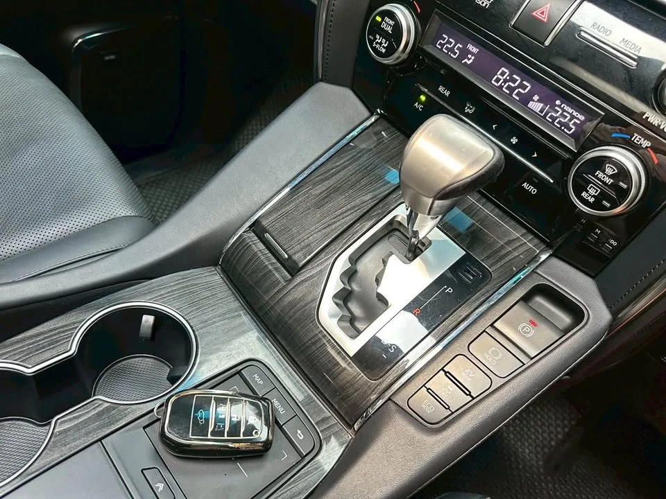 2022 Lexus LM I 2