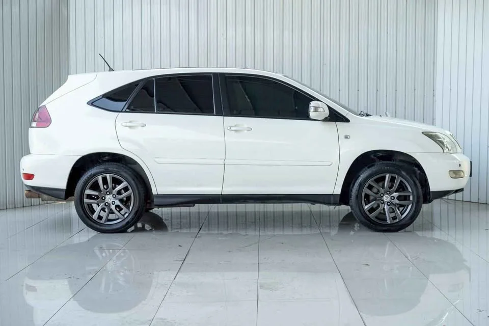2004 Toyota Harrier II 2