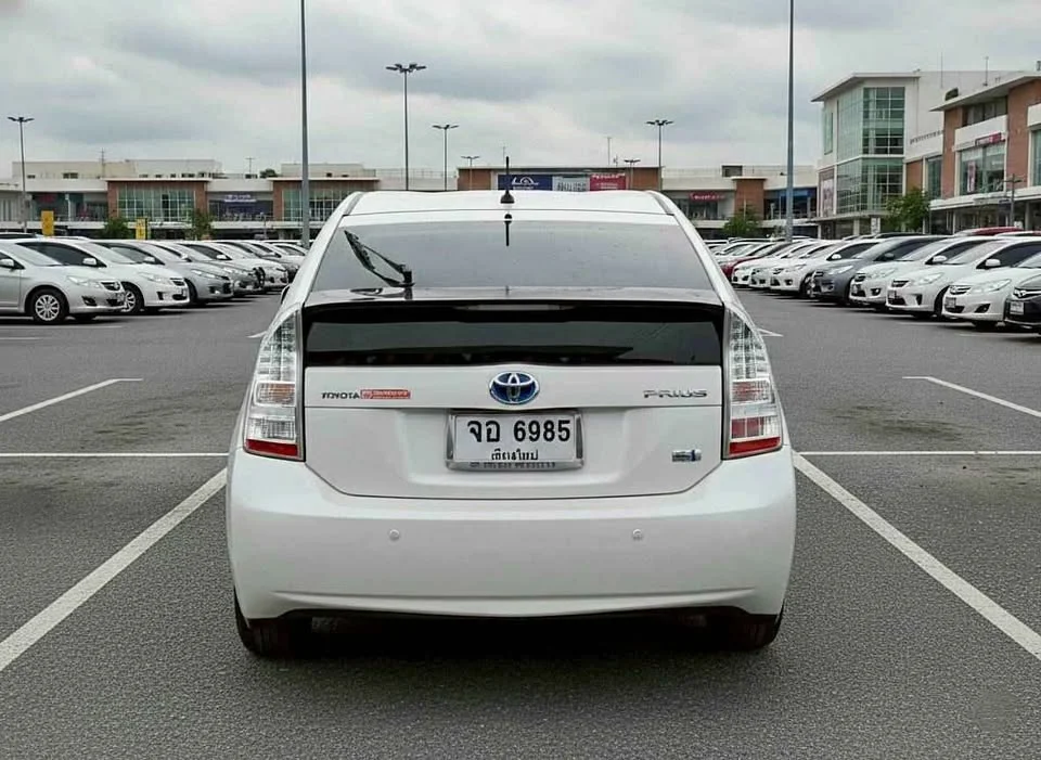 2011 Toyota Prius III 2