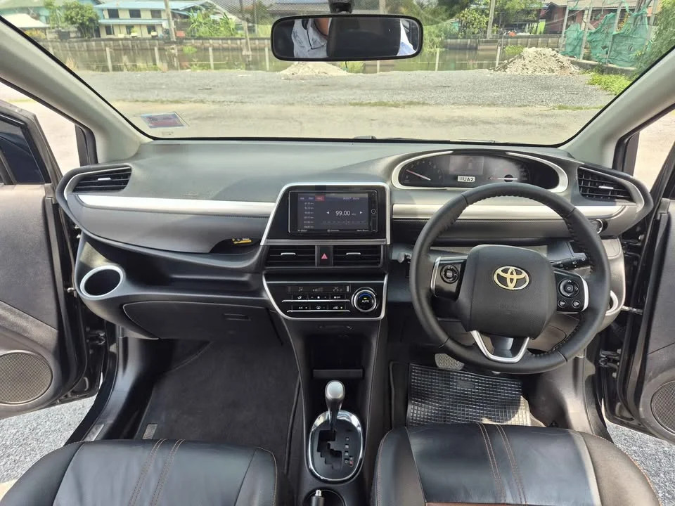 2017 Toyota Sienta II 2