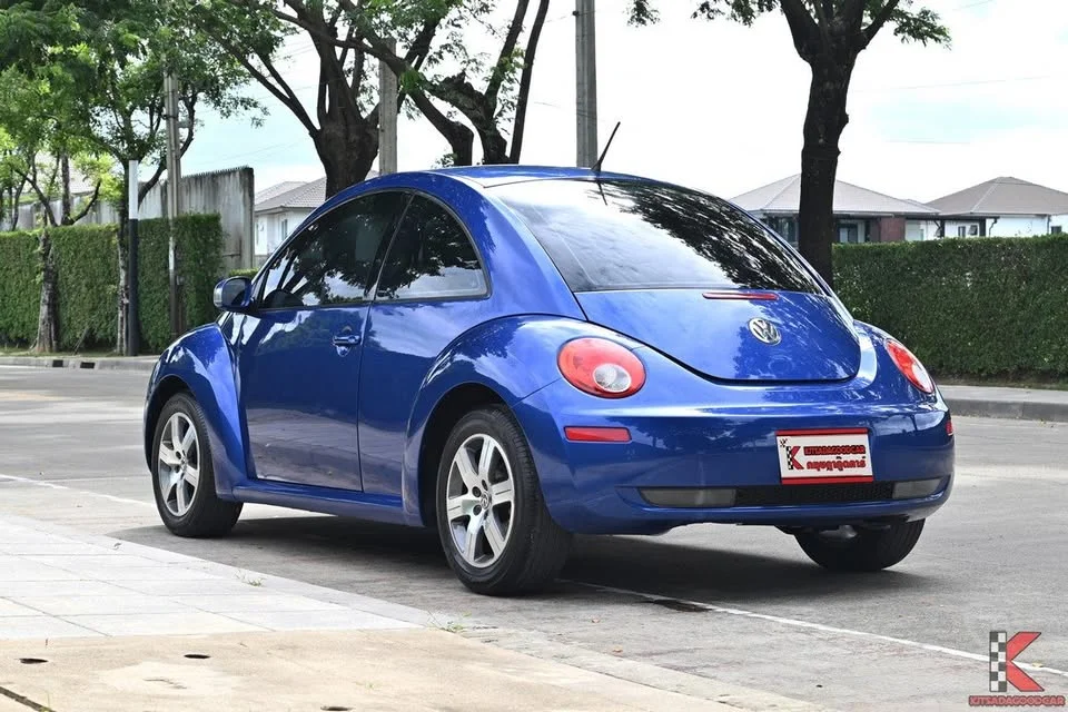 2011 Volkswagen New Beetle 2