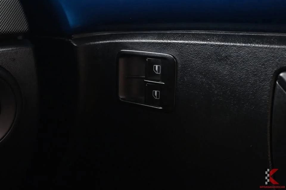 2011 Volkswagen New Beetle 3