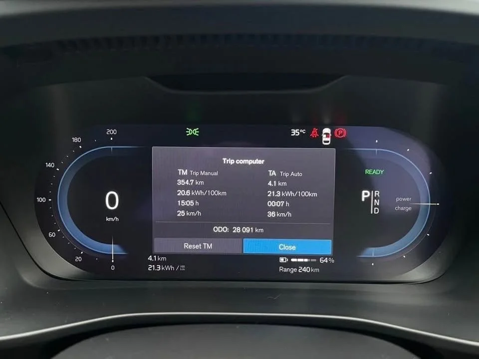 2023 Volvo XC40 2