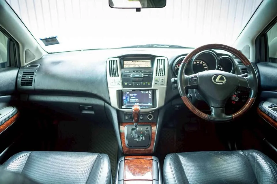 2004 Toyota Harrier II 2