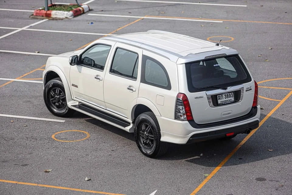 2011 Isuzu MU-7 3