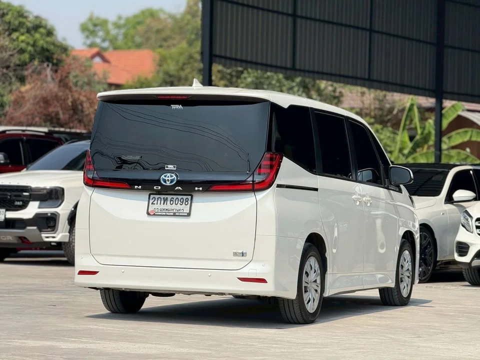 2024 Toyota Voxy IV 3
