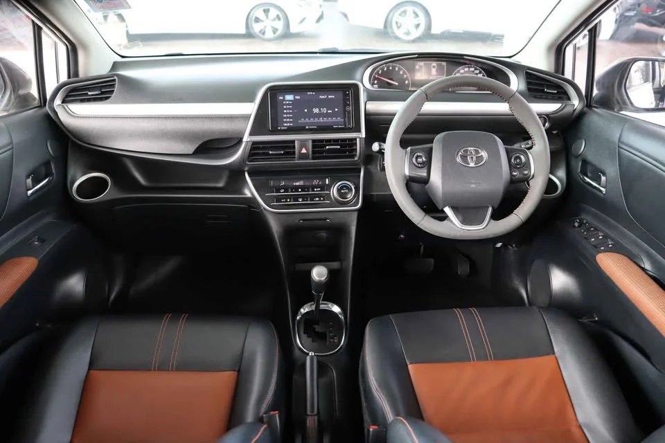 2017 Toyota Sienta II 2
