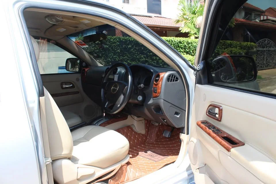 2008 Isuzu MU-7 3