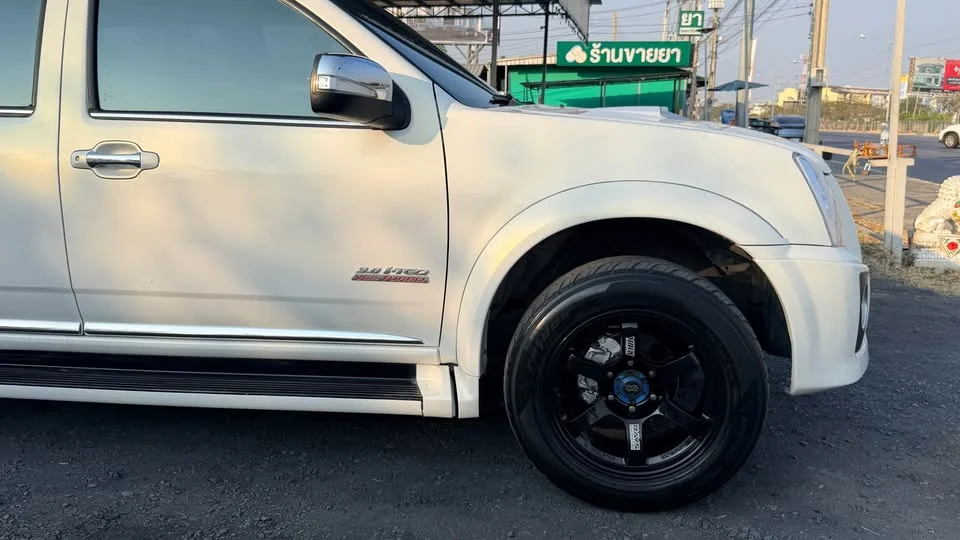 2012 Isuzu MU-7 3