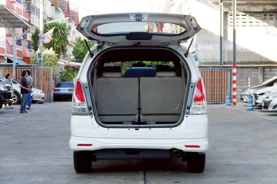 2011 Toyota Innova I 2