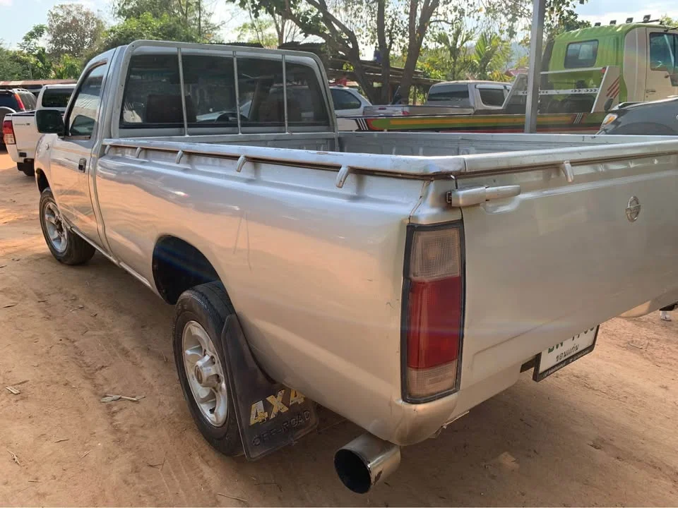 2001 Nissan Frontier I 3