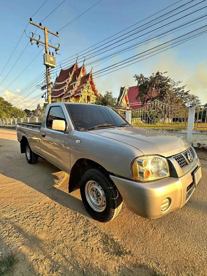 2004 Nissan Frontier I 3