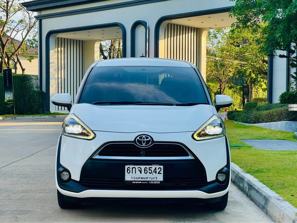 2017 Toyota Sienta II 2