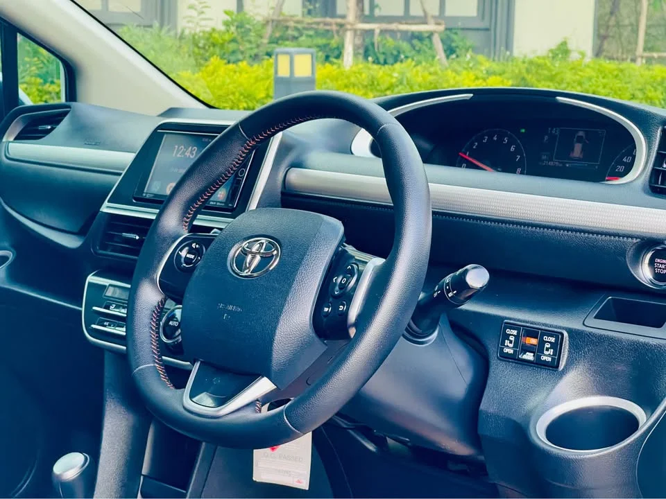 2017 Toyota Sienta II 3