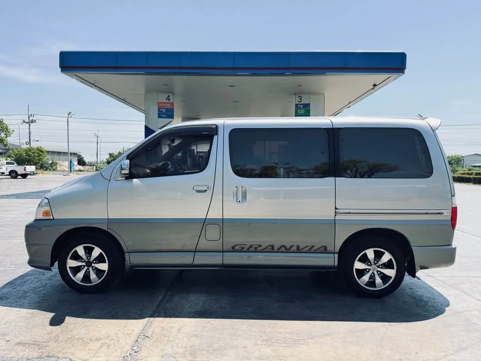 2000 Toyota Granvia H100 3