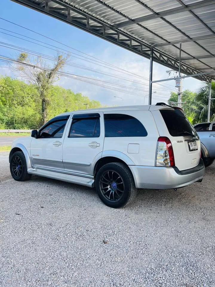 2005 Isuzu MU-7 2