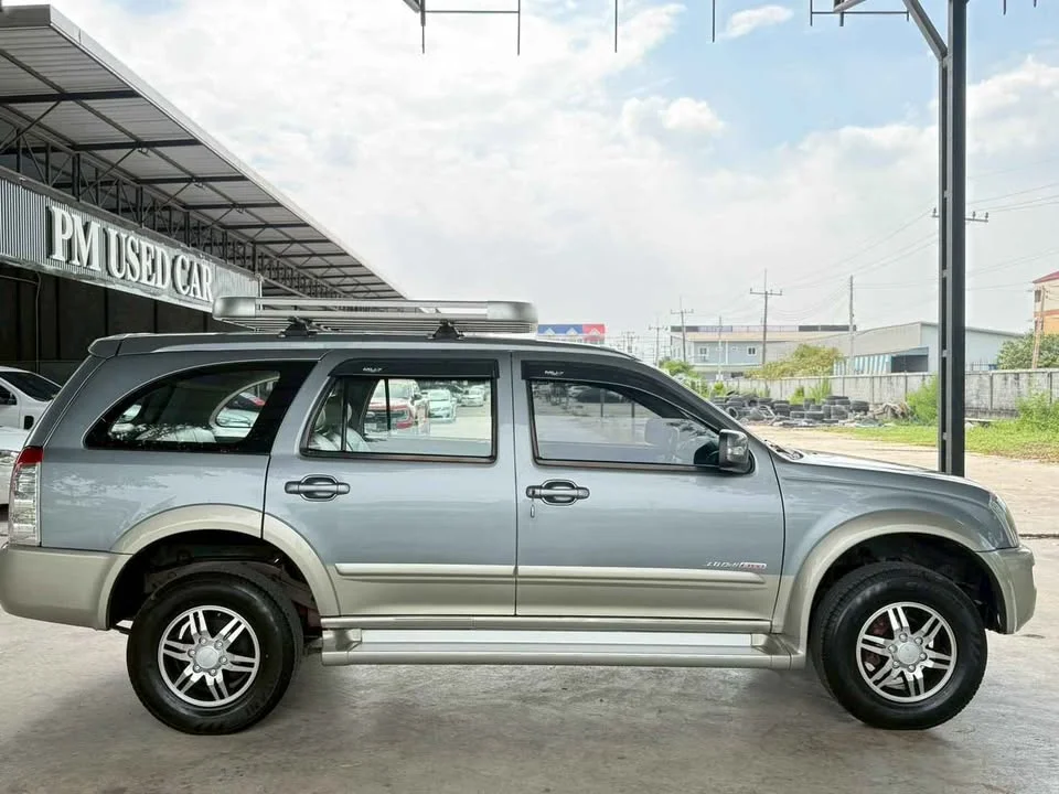 2005 Isuzu MU-7 2