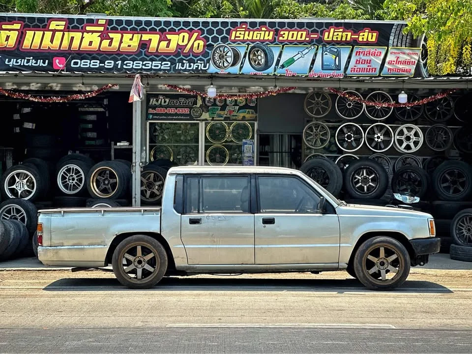 1996 Mitsubishi Triton II 2