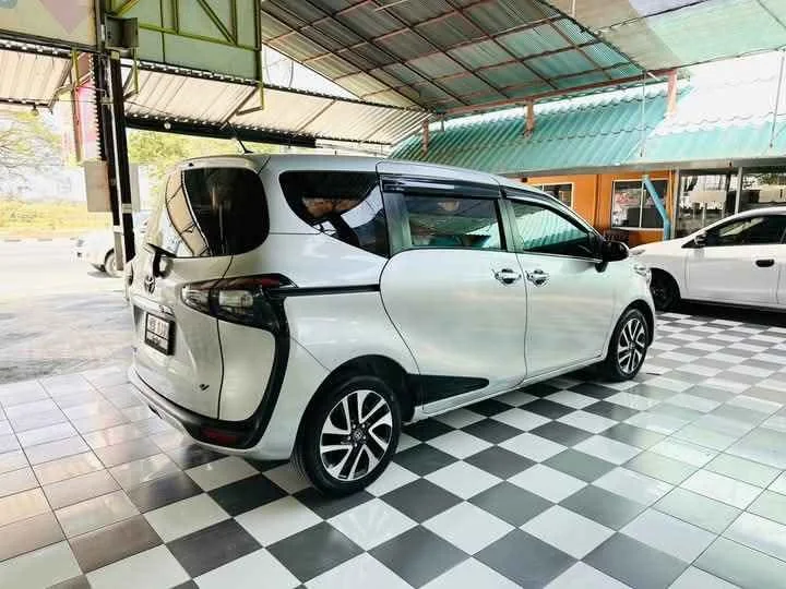 2018 Toyota Sienta II 2
