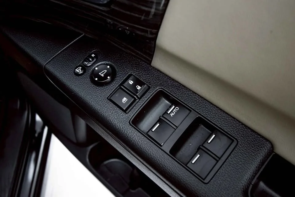 2015 Honda Odyssey V 2