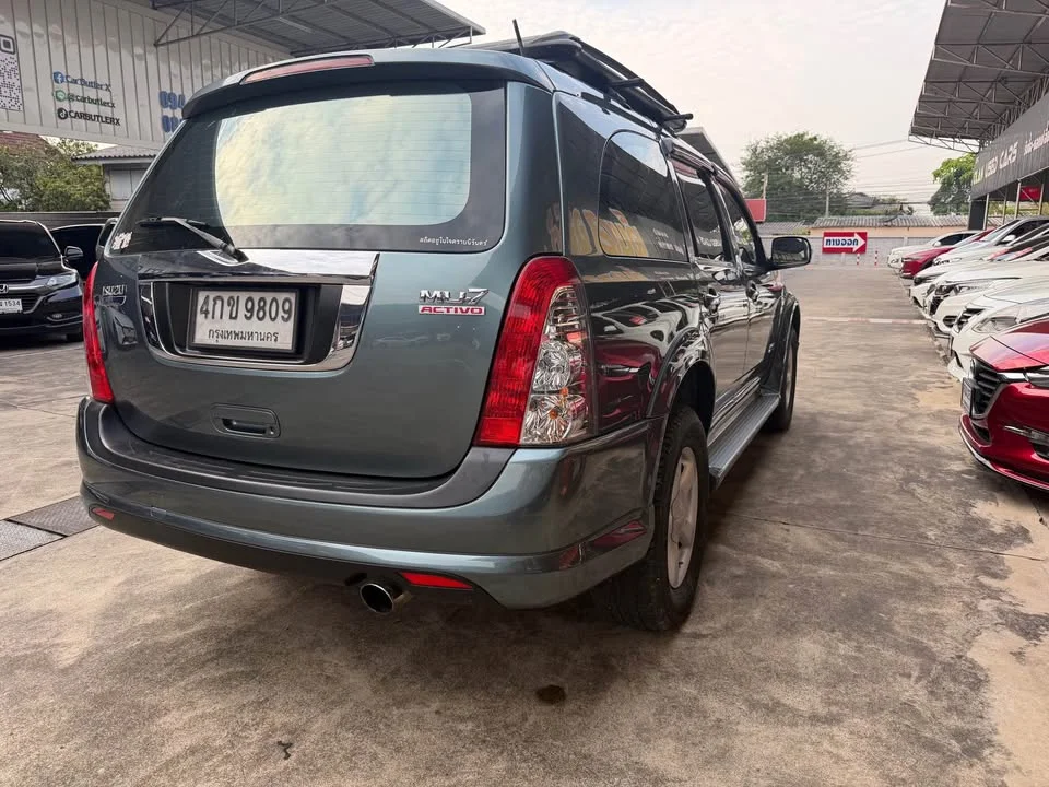 2011 Isuzu MU-7 3