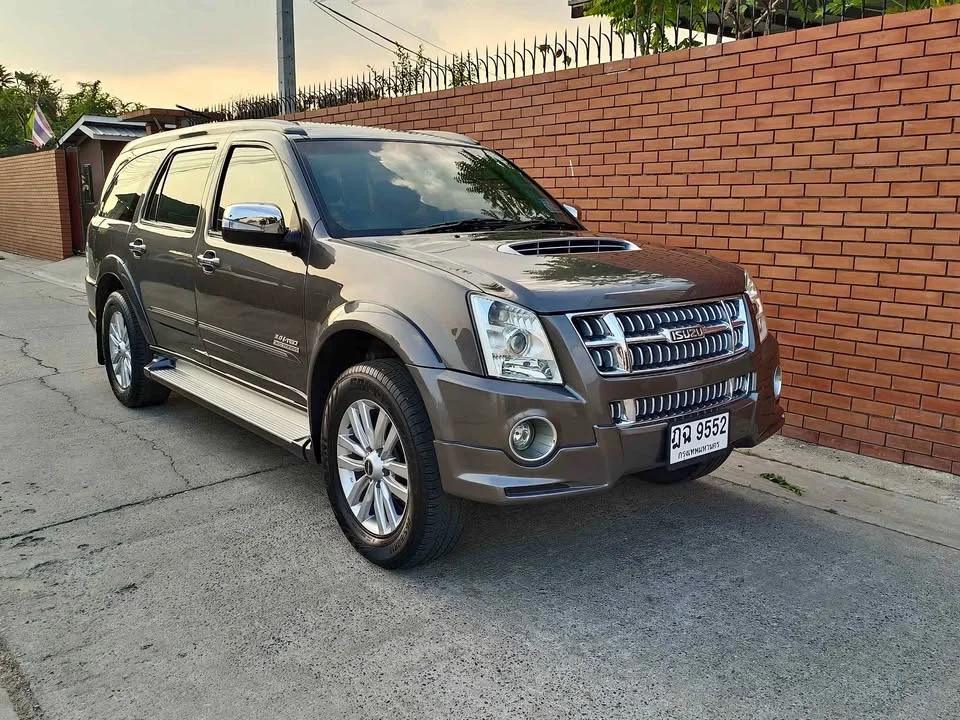 2010 Isuzu MU-7 3