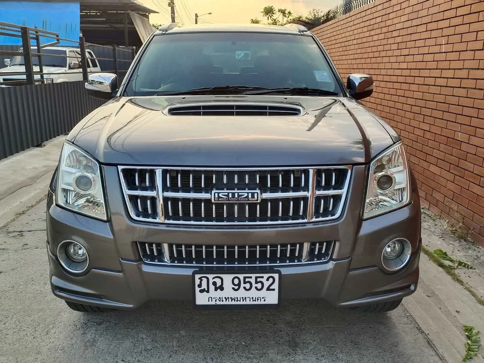 2010 Isuzu MU-7 2