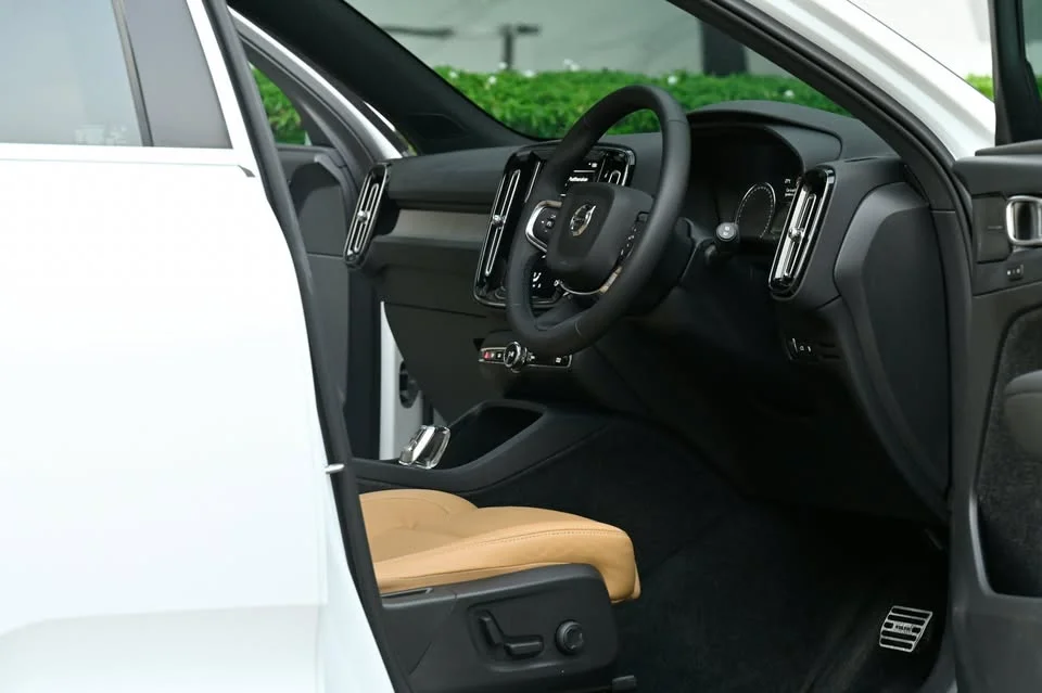 2023 Volvo XC40 2