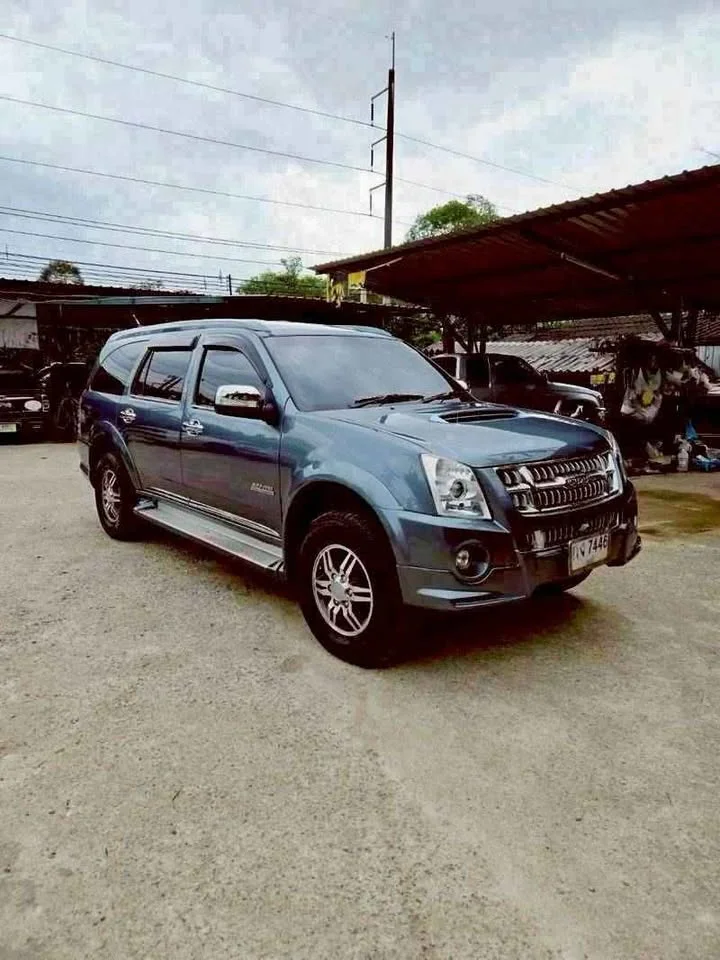 2011 Isuzu MU-7 2