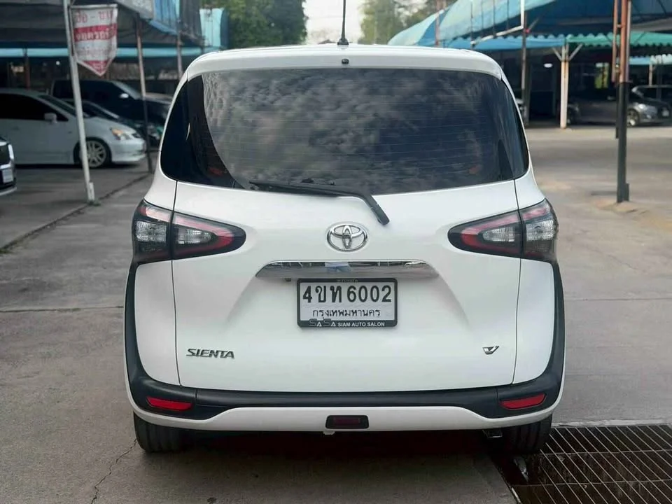 2017 Toyota Sienta II 3