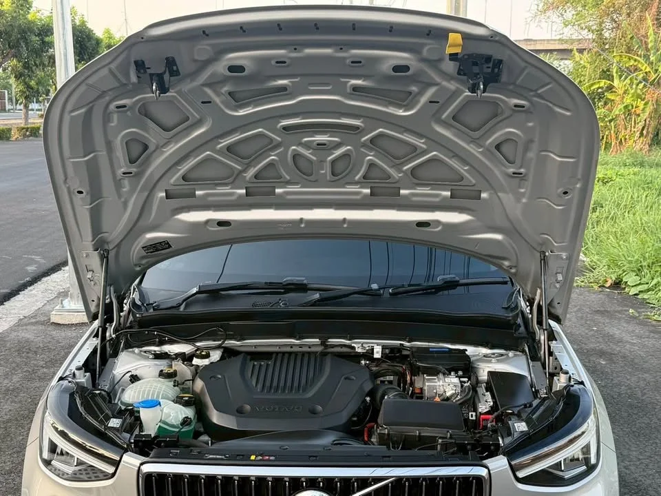 2023 Volvo XC40 2