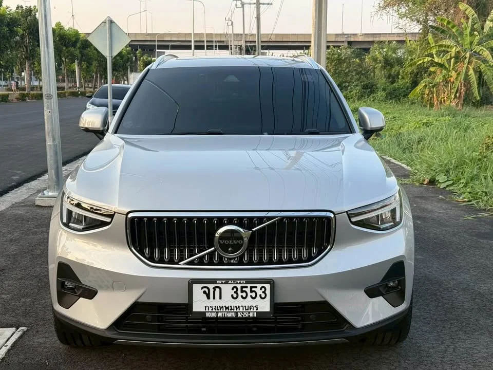 2023 Volvo XC40 2